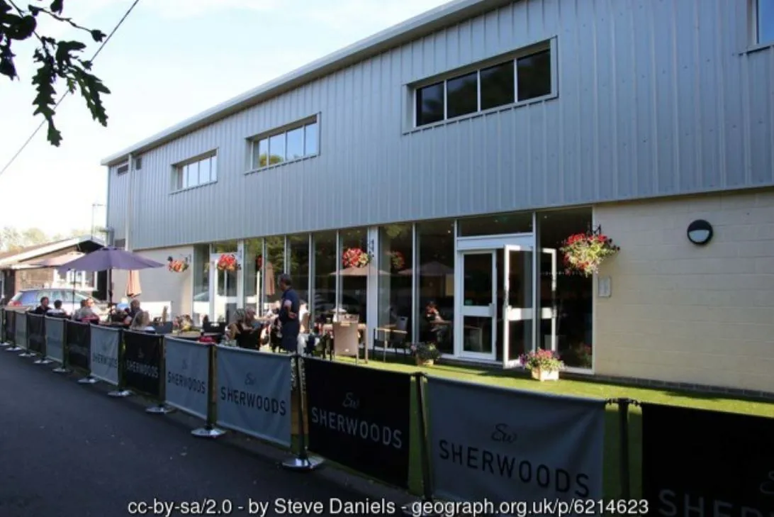 Góc nhìn khán đài Clubhouse End tại sân Silverlake, nơi âm vang cổ vũ cuồng nhiệt của người hâm mộ Eastleigh