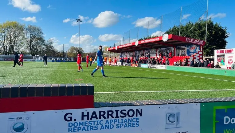 Góc nhìn khán đài phía cầu môn sân Vauxhall Road trong ngày diễn ra trận đấu của Hemel Hempstead Town FC