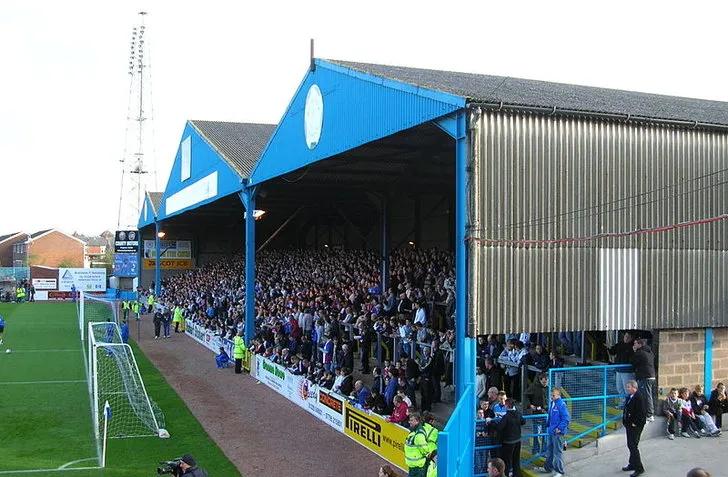 Góc nhìn khán đài Warwick Road End, trái tim cổ vũ nồng nhiệt của các CĐV Carlisle United tại Brunton Park