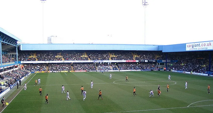 Góc nhìn mê hoặc từ khán đài xuống thảm cỏ xanh mướt của Loftus Road, nơi những giấc mơ được dệt nên.