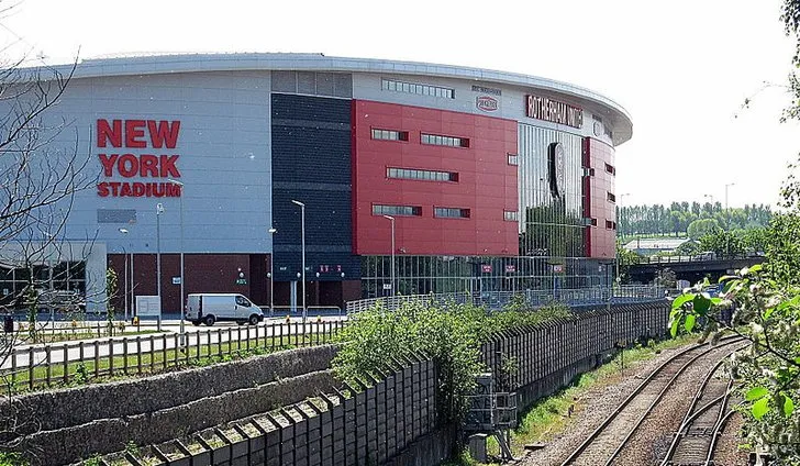 Góc nhìn New York Stadium từ đường ray xe lửa, một khung cảnh độc đáo