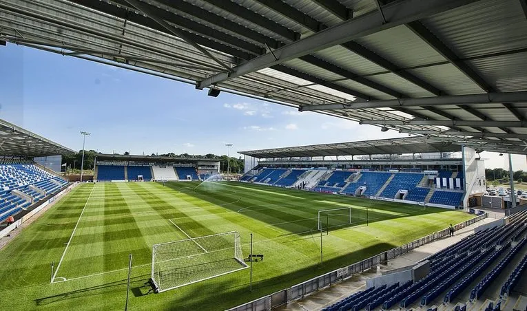 Góc nhìn rộng lớn từ khán đài JobServe Community Stadium, nơi những cảm xúc bóng đá thăng hoa