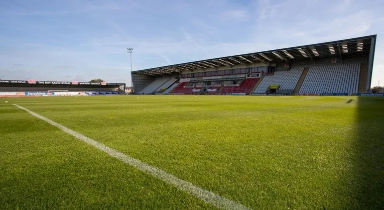 Góc nhìn toàn cảnh mặt sân Mazuma Mobile, sân nhà của Morecambe FC, từ khán đài