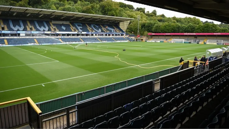 Góc nhìn toàn cảnh sân Adams Park từ khán đài, nơi mỗi trận đấu của Wycombe Wanderers là một câu chuyện
