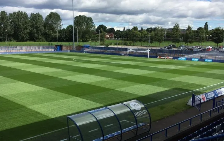 Góc nhìn toàn cảnh sân cỏ từ khán đài chính Tameside Stadium, chuẩn bị cho những trận cầu nảy lửa