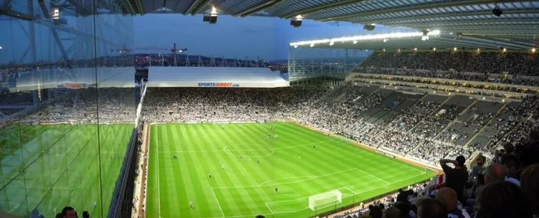 Góc nhìn toàn cảnh sân St. James' Park từ khán đài, nơi các trận cầu kịch tính diễn ra
