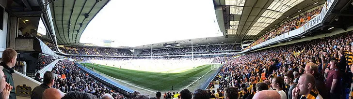 Góc nhìn toàn cảnh sân White Hart Lane từ khán đài, chìm đắm không khí trận đấu