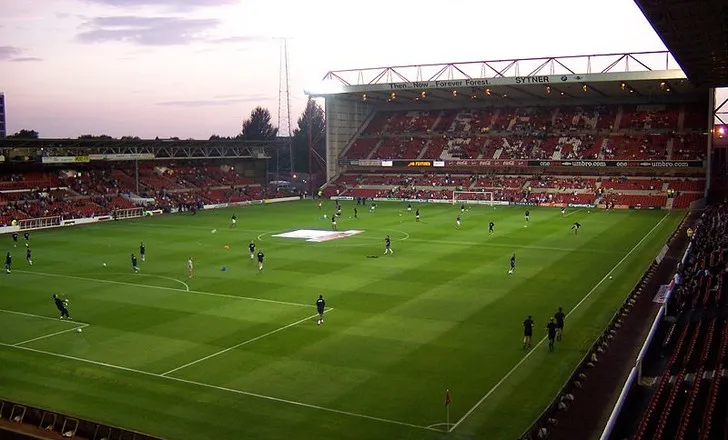 Góc nhìn toàn cảnh từ khán đài The City Ground, ghi lại khoảnh khắc trước trận đấu