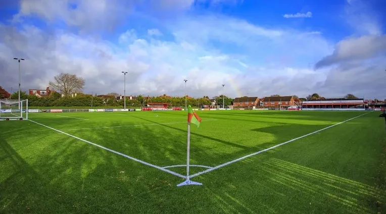 Góc nhìn từ cột cờ tại sân Woodside Road Stadium, Worthing, thể hiện không gian sân và khán đài