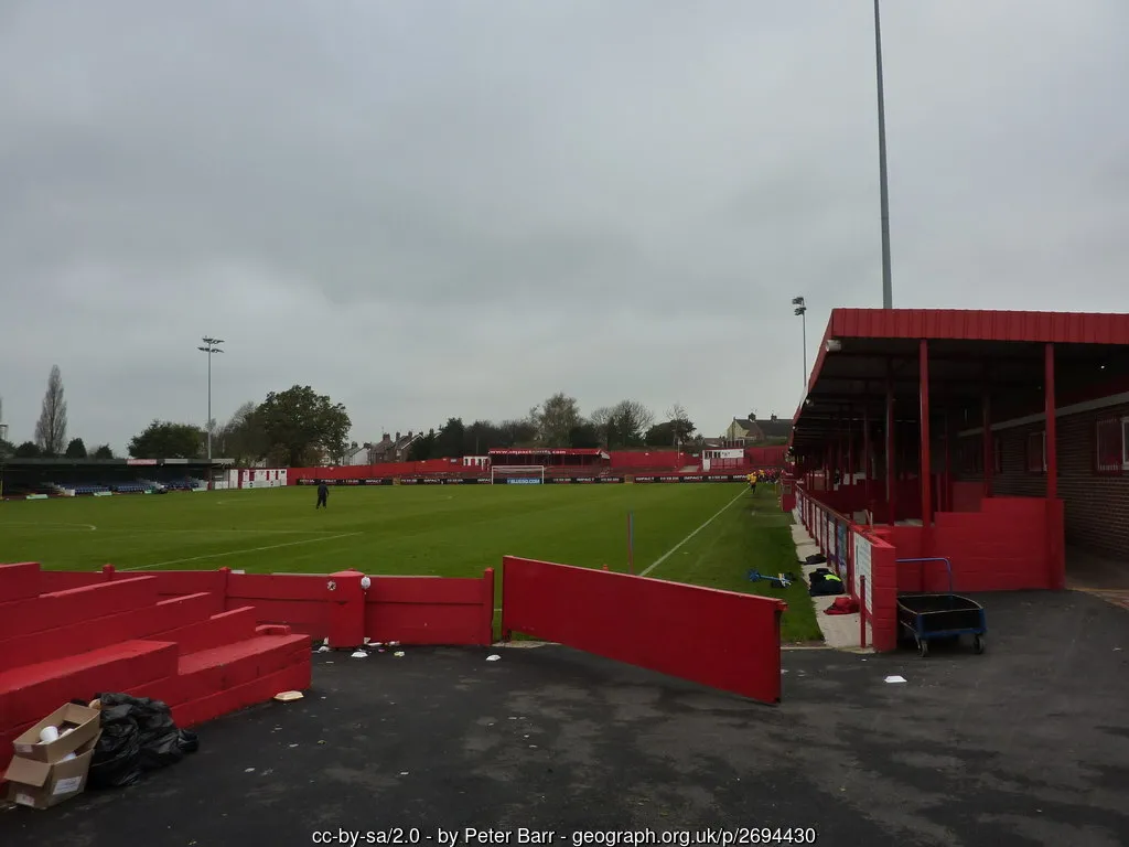 Góc nhìn từ đường biên sân Impact Arena, nơi những trận đấu kịch tính của Alfreton Town diễn ra