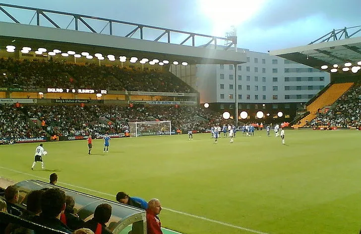 Góc nhìn từ khán đài Carrow Road, cho thấy tầm nhìn hoàn hảo ra sân cỏ xanh mướt