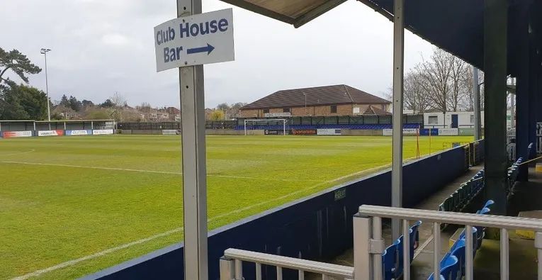 Góc nhìn từ khán đài chính của sân Hardenhuish Park