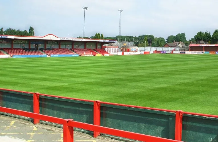 Góc nhìn từ khán đài chính The Lamb Ground Stadium, Tamworth, bao quát toàn bộ sân