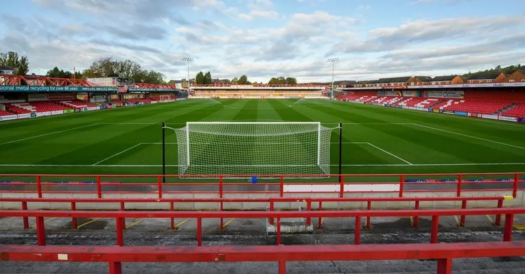 Góc nhìn từ khán đài Crown Ground, một không gian sân vận động thân thuộc của Accrington Stanley
