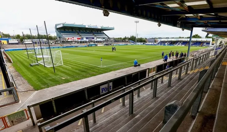Góc nhìn từ khán đài sân Memorial Stadium, nơi cảm xúc bóng đá thăng hoa