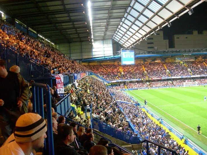 Góc nhìn từ khán đài Shed End tại Stamford Bridge, thể hiện không khí sôi động của người hâm mộ Chelsea trong trận đấu Premier League