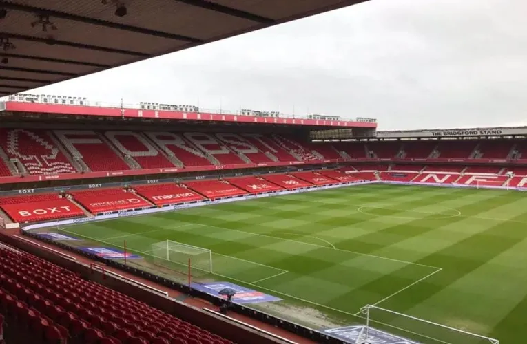 Góc nhìn từ khán đài The City Ground, cảm nhận sự gần gũi với trái bóng tròn