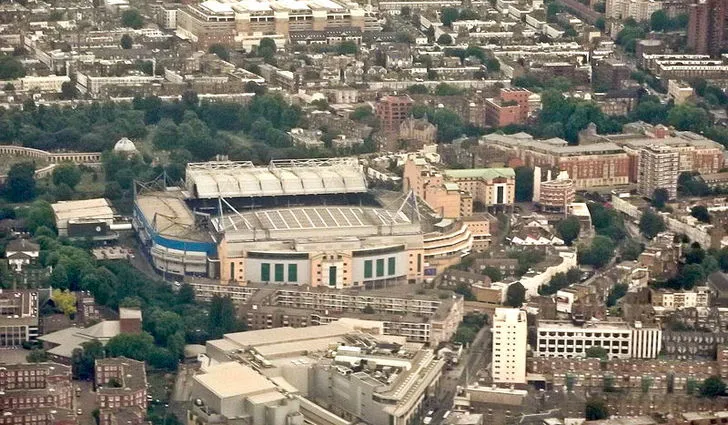 Góc nhìn từ trên cao của sân vận động Stamford Bridge, kiến trúc độc đáo và khu vực xung quanh