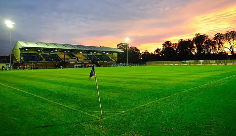 Góc sân The Walks Stadium dưới ánh đèn đêm