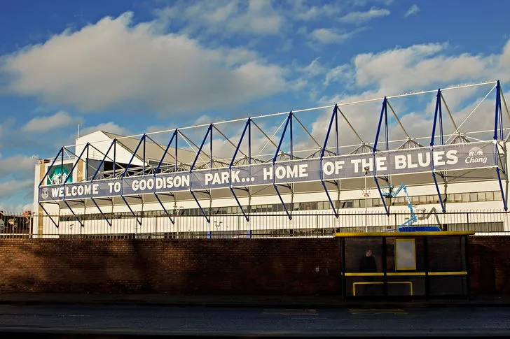 Goodison Park nhìn từ con đường bên ngoài, một biểu tượng giữa khu dân cư