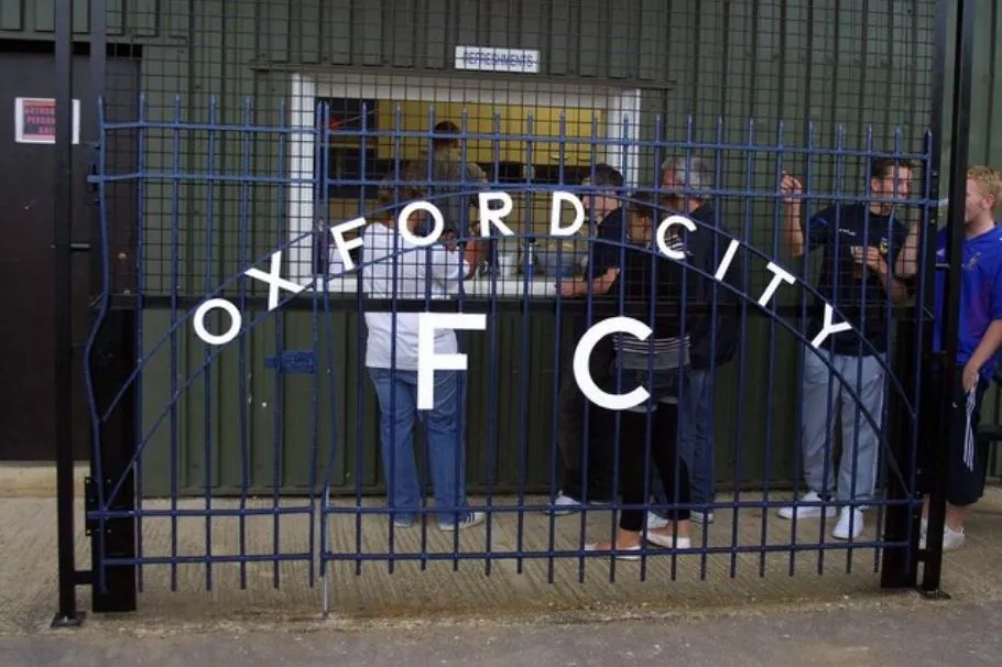 Hàng rào cổ kính của sân vận động Oxford City FC, gợi nhớ ký ức về White House Ground