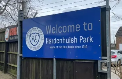Hardenhuish Park Stadium với vẻ đẹp cổ kính và độ dốc đặc trưng