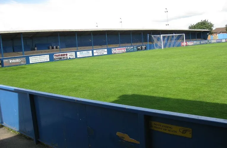 Hình ảnh khán đài West Stand, hay còn gọi là The Shed, ở sân The Citadel Farsley Celtic