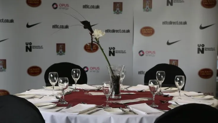 Hình ảnh khu vực khách sạn của Sixfields Stadium, thể hiện sự sang trọng và tiện nghi