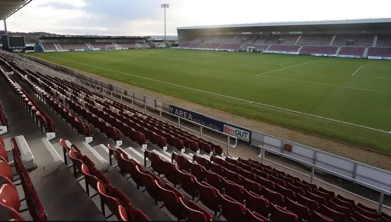 Hình ảnh sân vận động Sixfields nhìn từ khán đài, mô tả tầm nhìn rộng rãi