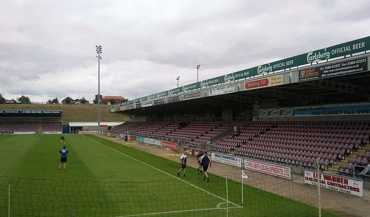 Hình ảnh toàn cảnh các khán đài Sixfields Stadium, thể hiện quy mô sân