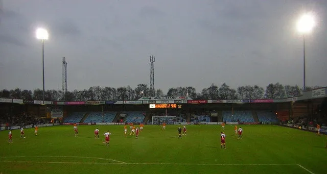 Hình ảnh trận đấu giữa Scunthorpe United và AFC Bournemouth tại sân nhà Glanford Park, một phần ký ức bóng đá Anh