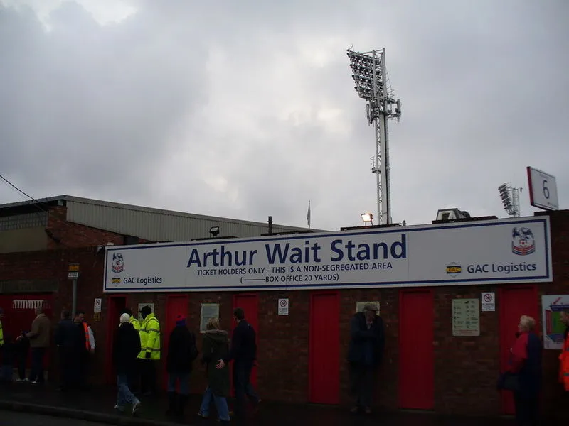 Khán đài Arthur Wait đầy ắp người hâm mộ tại sân vận động Selhurst Park