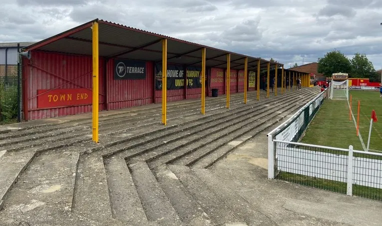 Khán đài bậc thang Town End tại Spencer Stadium, nơi lưu giữ tinh thần cổ điển của bóng đá Anh