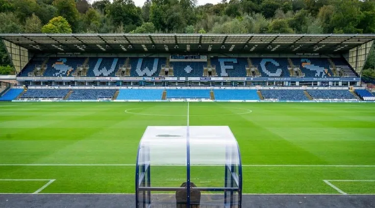 Khán đài chính Adams Park uy nghi, biểu tượng của lòng trung thành người hâm mộ Wycombe Wanderers