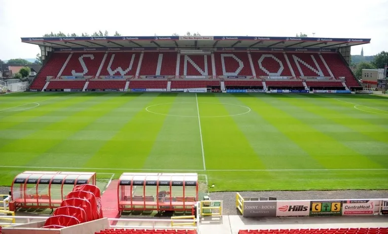Khán đài chính Arkell's Stand tại County Ground, nơi hội tụ cảm xúc của người hâm mộ Swindon Town