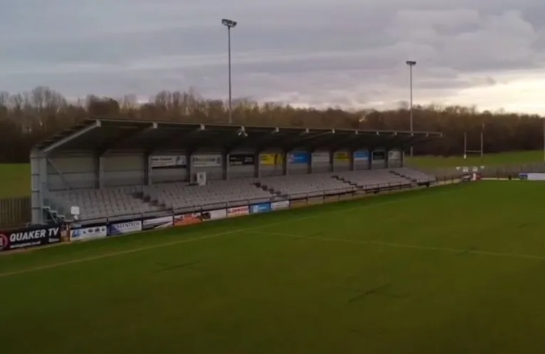 Khán đài chính của Blackwell Meadows, nơi chứng kiến những khoảnh khắc lịch sử của Darlington Football Club.