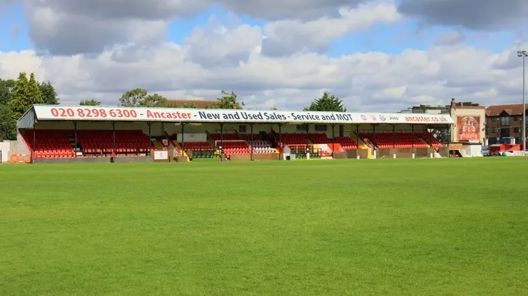 Khán đài chính của Welling United với hàng ghế đỏ rực tại Park View Road