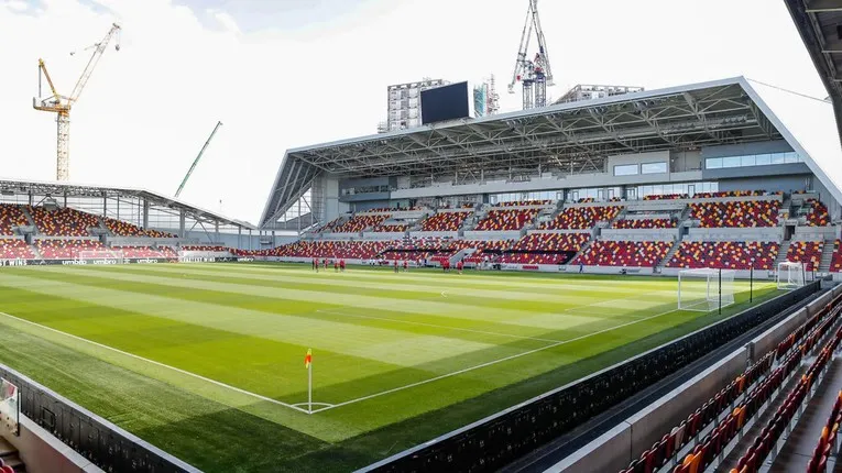 Khán đài chính hoành tráng tại sân Gtech Community, khu vực cao cấp cho người hâm mộ Brentford