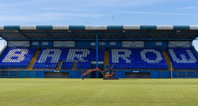 Khán đài chính lịch sử tại sân vận động Holker Street, nơi chứng kiến bao thăng trầm của Barrow AFC