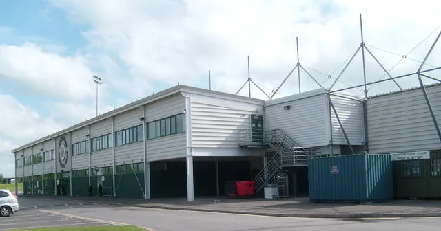 Khán đài chính (Main Stand) của sân Huish Park nhìn từ xa
