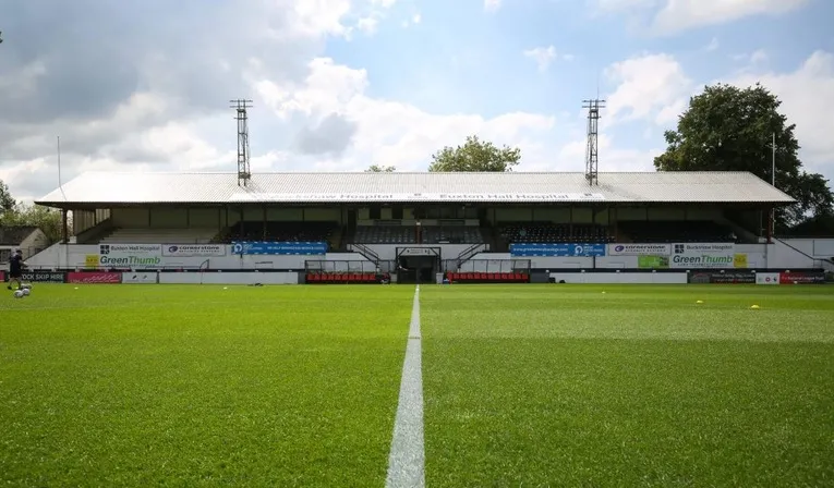 Khán đài chính Main Stand của sân Victory Park Chorley FC sau khi được tái thiết