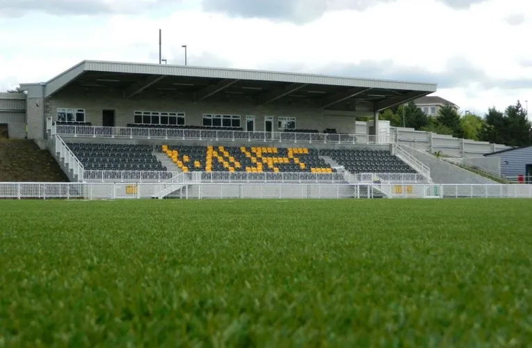 Khán đài chính Main Stand tại Gallagher Stadium của Maidstone United với hàng ghế đỏ nổi bật