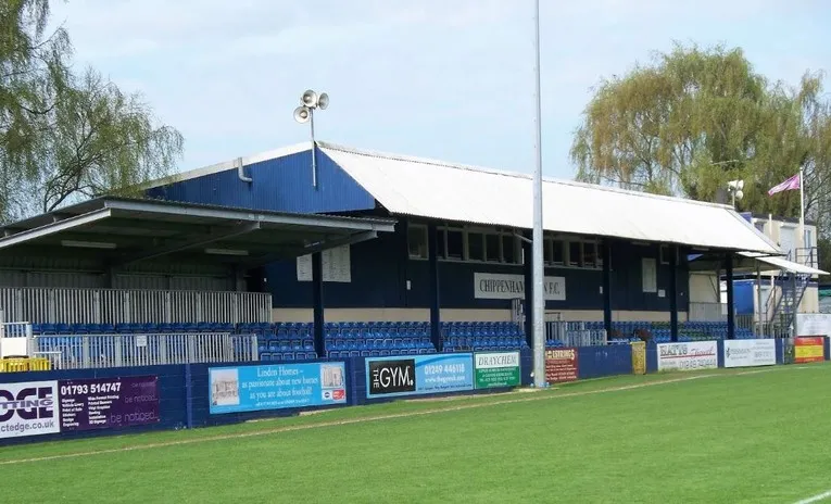 Khán đài chính (Main Stand) tại Hardenhuish Park, trái tim của sân đấu