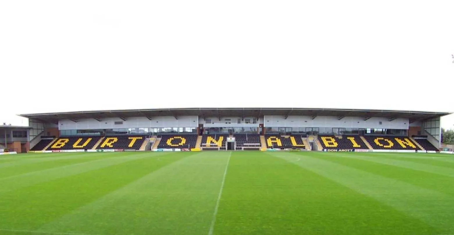 Khán đài chính Main Stand tại Pirelli Stadium, nơi trái tim Burton Albion đập mạnh