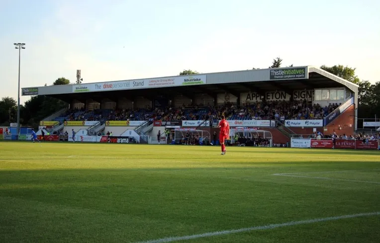 Khán đài chính Main Stand tại sân Silverlake, trung tâm tiện nghi và chỗ ngồi của cổ động viên Eastleigh