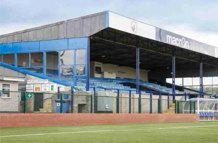 Khán đài chính (Main Stand) với 500 chỗ ngồi tại The Silverlands, trung tâm của sân Buxton FC.