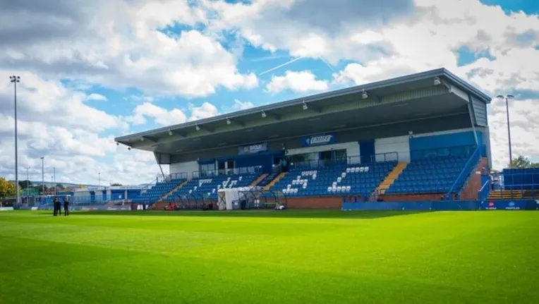 Khán đài chính (Main Stand) với hàng ghế hiện đại tại sân vận động Tameside