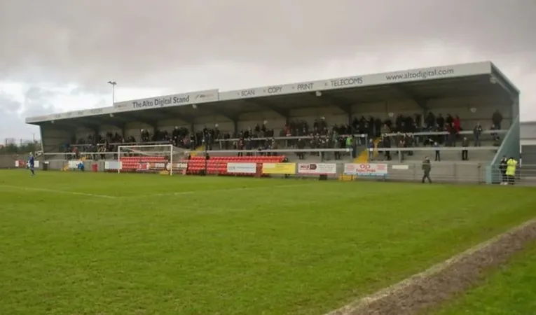 Khán đài chính (main terrace) với tầm nhìn rộng tại Woodspring Stadium
