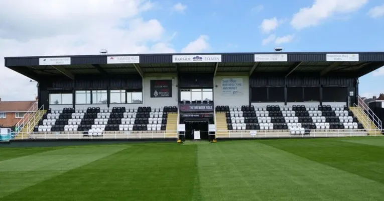 Khán đài chính Ramside Estates Main Stand tại sân The Brewery Field, nơi hội tụ cảm xúc của người hâm mộ Spennymoor Town FC.