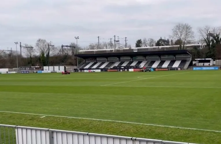 Khán đài chính tại sân York Road, nơi người hâm mộ Maidenhead United cổ vũ.